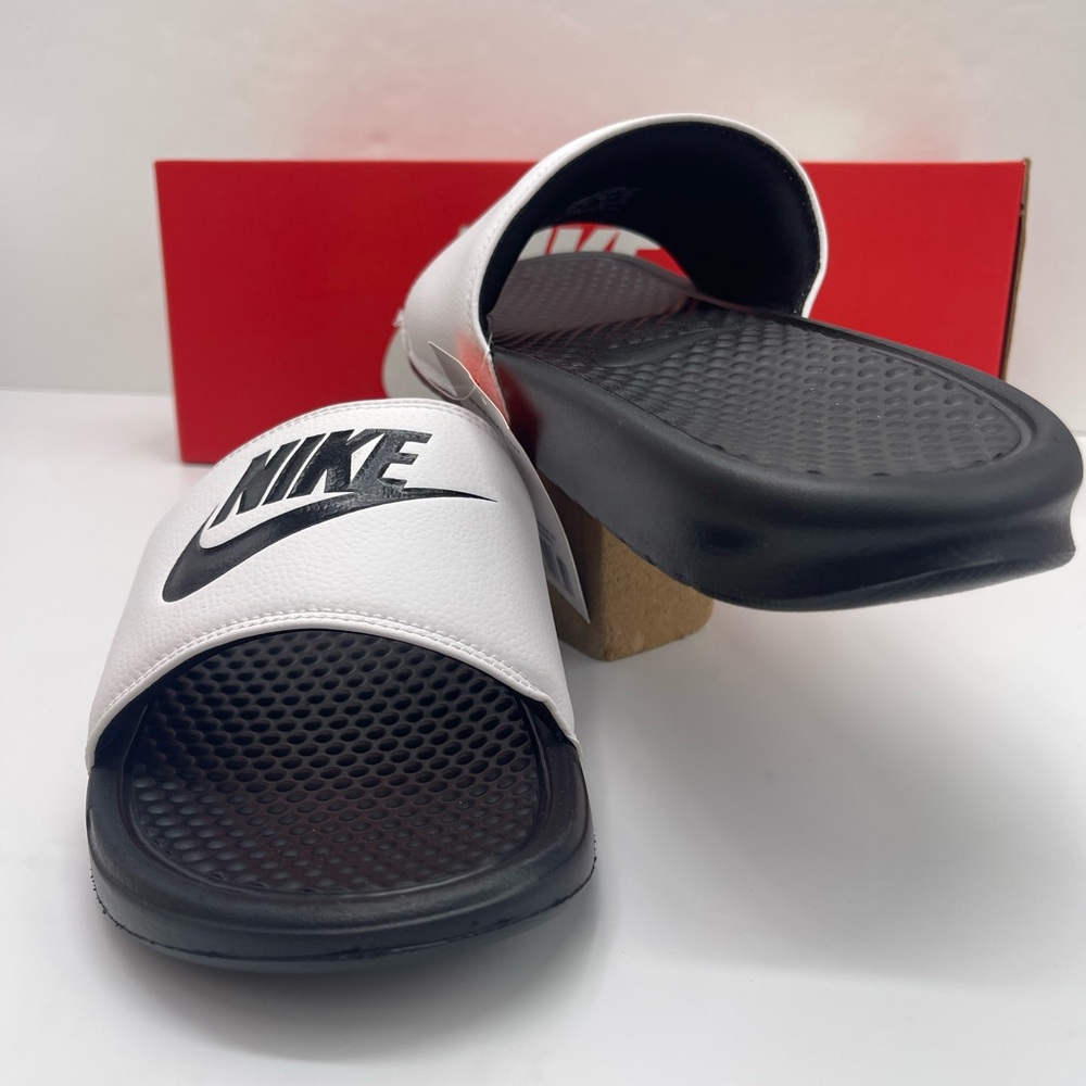 Nike Benassi JDI
Men's Slides Black and White Slides - Picture 10 of 16